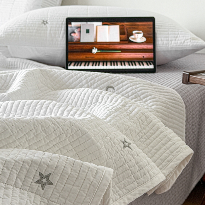 91家纺网 家纺一手货源 找家纺 沐纯家居 2026春夏新款全棉星月刺绣床盖三件套 星月白