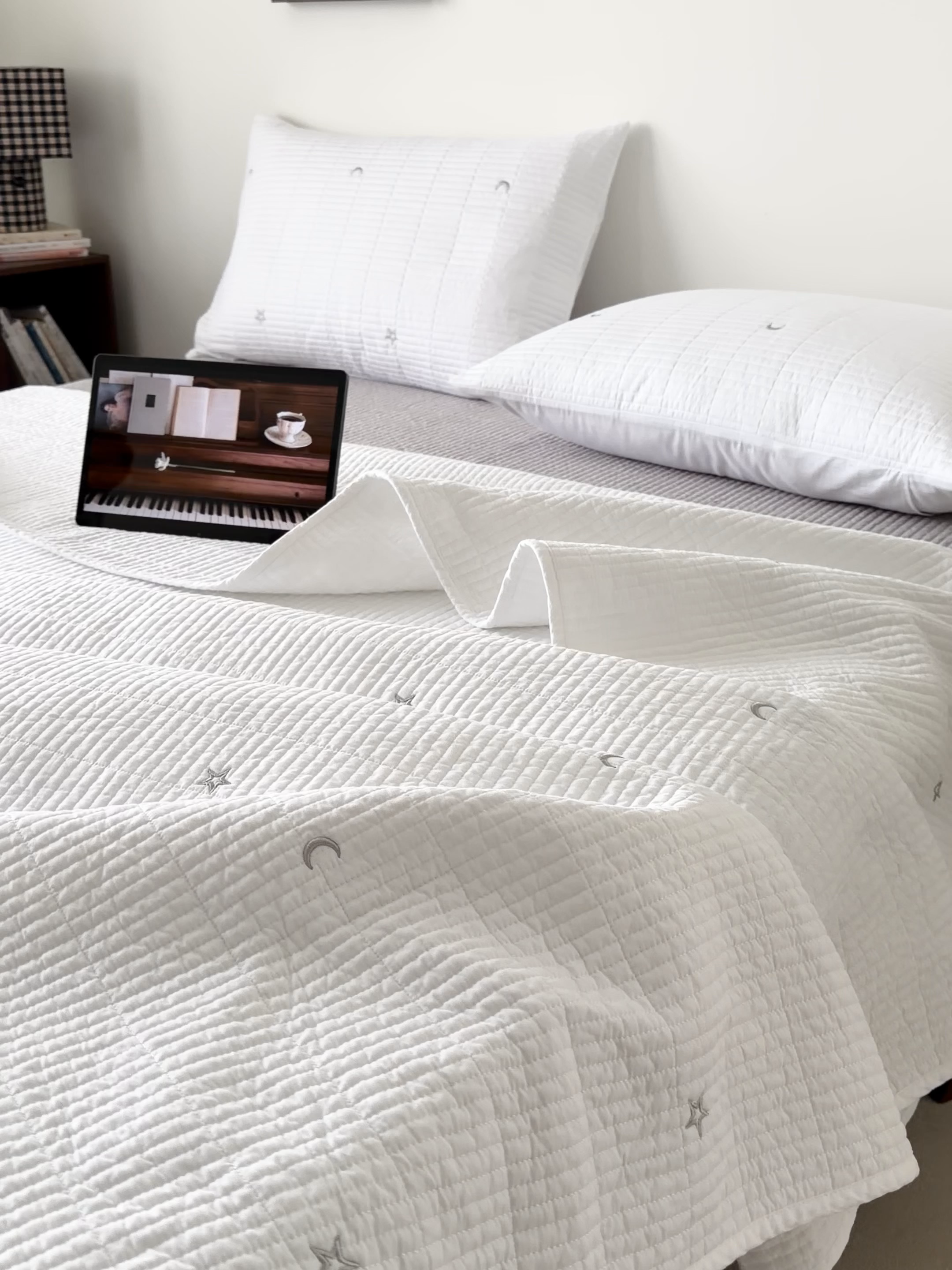 91家纺网 家纺一手货源 找家纺 沐纯家居 2026春夏新款全棉星月刺绣床盖三件套 星月白