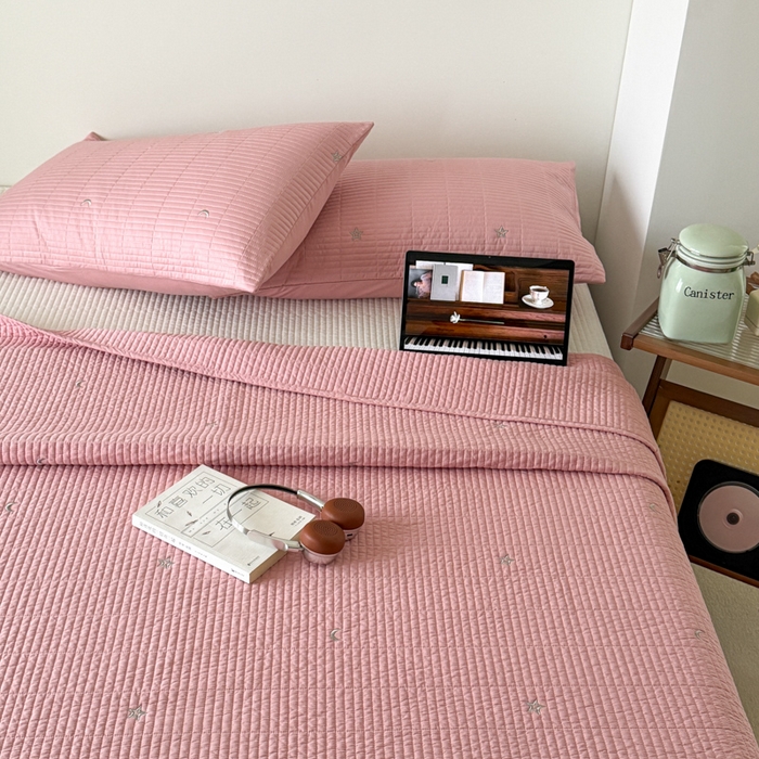 91家纺网 家纺一手货源 找家纺 沐纯家居 2026春夏新款全棉星月刺绣床盖三件套 星月粉