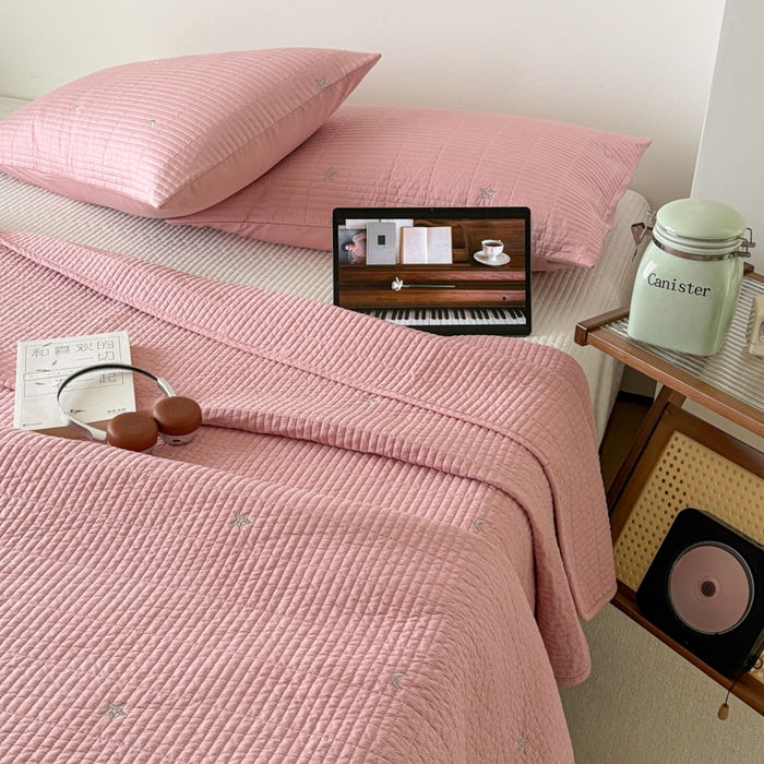 91家纺网 家纺一手货源 找家纺 沐纯家居 2026春夏新款全棉星月刺绣床盖三件套 星月粉