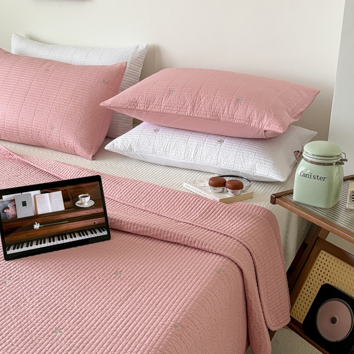 91家纺网 家纺一手货源 找家纺 沐纯家居 2026春夏新款全棉星月刺绣床盖三件套 星月粉