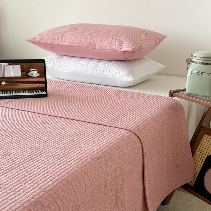 91家纺网 家纺一手货源 找家纺 沐纯家居 2026春夏新款全棉星月刺绣床盖三件套 星月粉