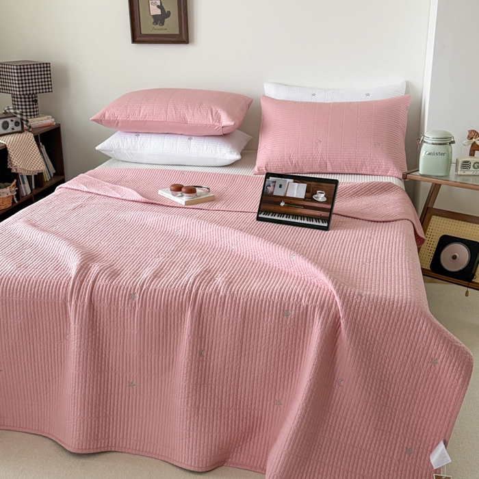 91家纺网 家纺一手货源 找家纺 沐纯家居 2026春夏新款全棉星月刺绣床盖三件套 星月粉