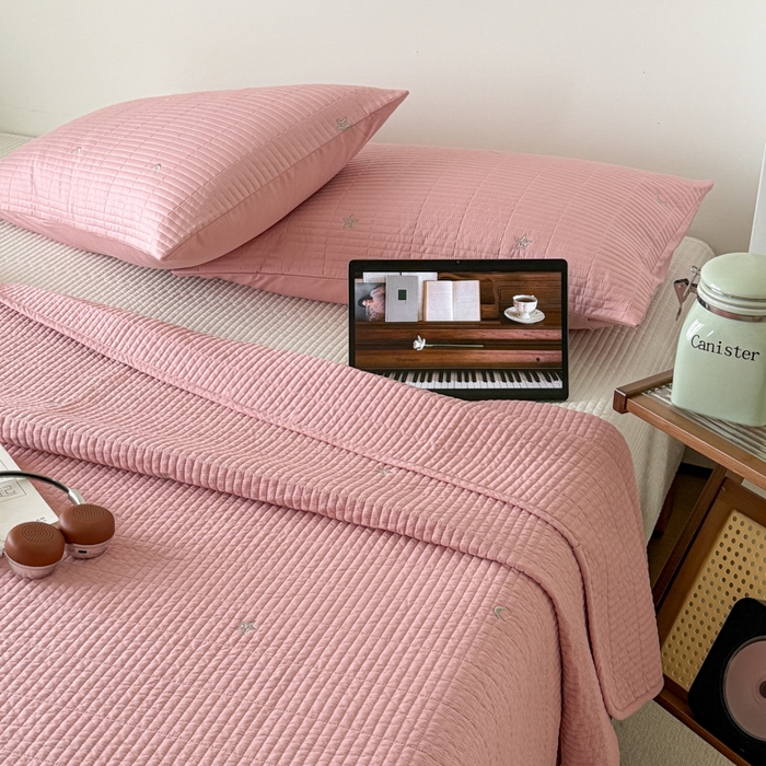 91家纺网 家纺一手货源 找家纺 沐纯家居 2026春夏新款全棉星月刺绣床盖三件套 星月粉