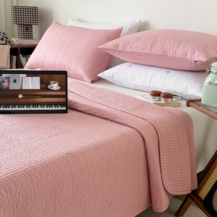 91家纺网 家纺一手货源 找家纺 沐纯家居 2026春夏新款全棉星月刺绣床盖三件套 星月粉