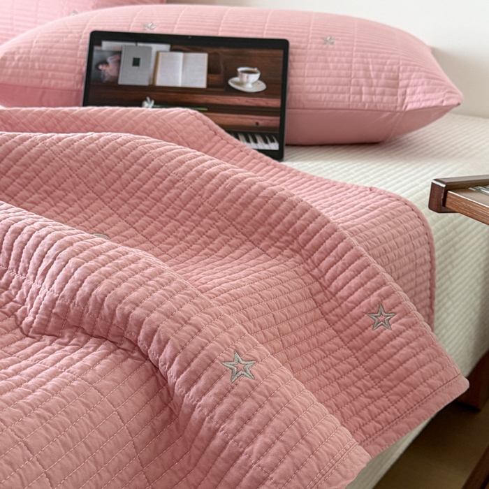 91家纺网 家纺一手货源 找家纺 沐纯家居 2026春夏新款全棉星月刺绣床盖三件套 星月粉