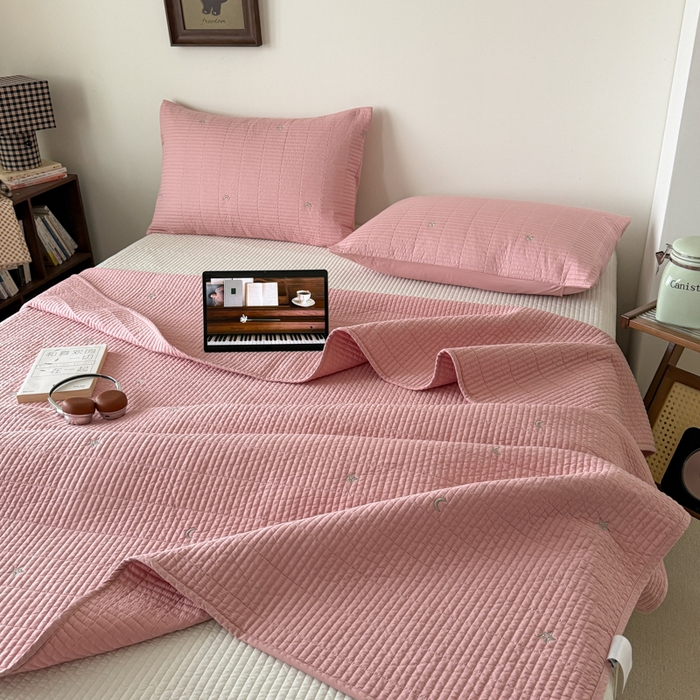 91家纺网 家纺一手货源 找家纺 沐纯家居 2026春夏新款全棉星月刺绣床盖三件套 星月粉