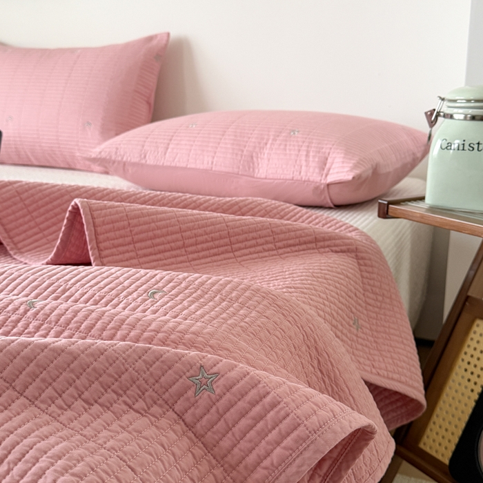 91家纺网 家纺一手货源 找家纺 沐纯家居 2026春夏新款全棉星月刺绣床盖三件套 星月粉