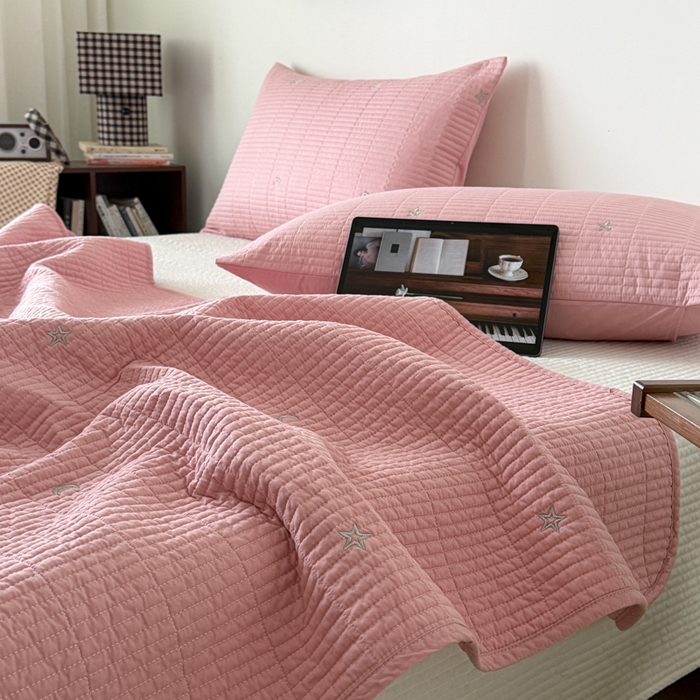 91家纺网 家纺一手货源 找家纺 沐纯家居 2026春夏新款全棉星月刺绣床盖三件套 星月粉