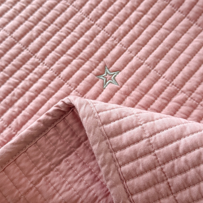 91家纺网 家纺一手货源 找家纺 沐纯家居 2026春夏新款全棉星月刺绣床盖三件套 星月粉