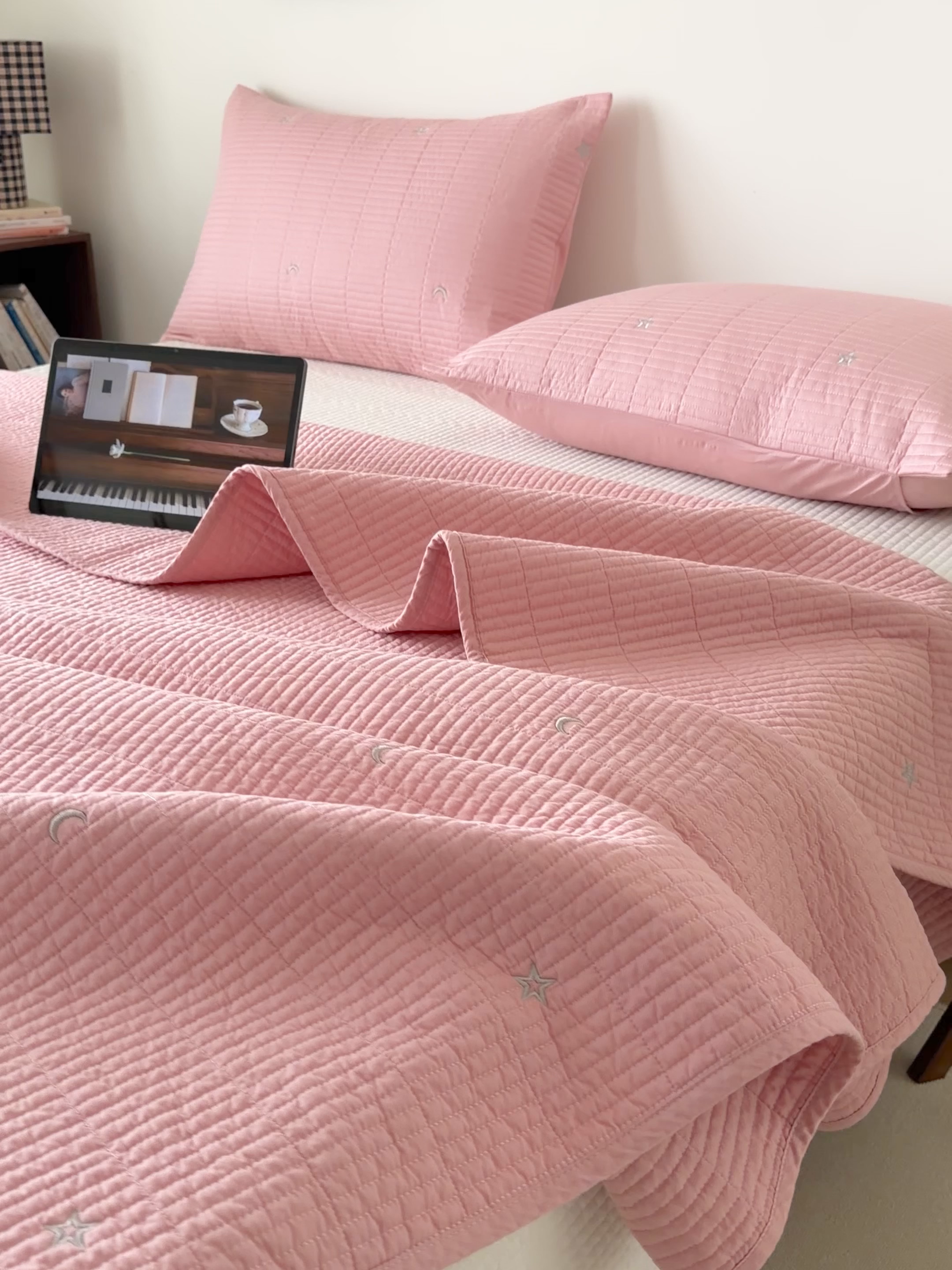 91家纺网 家纺一手货源 找家纺 沐纯家居 2026春夏新款全棉星月刺绣床盖三件套 星月粉