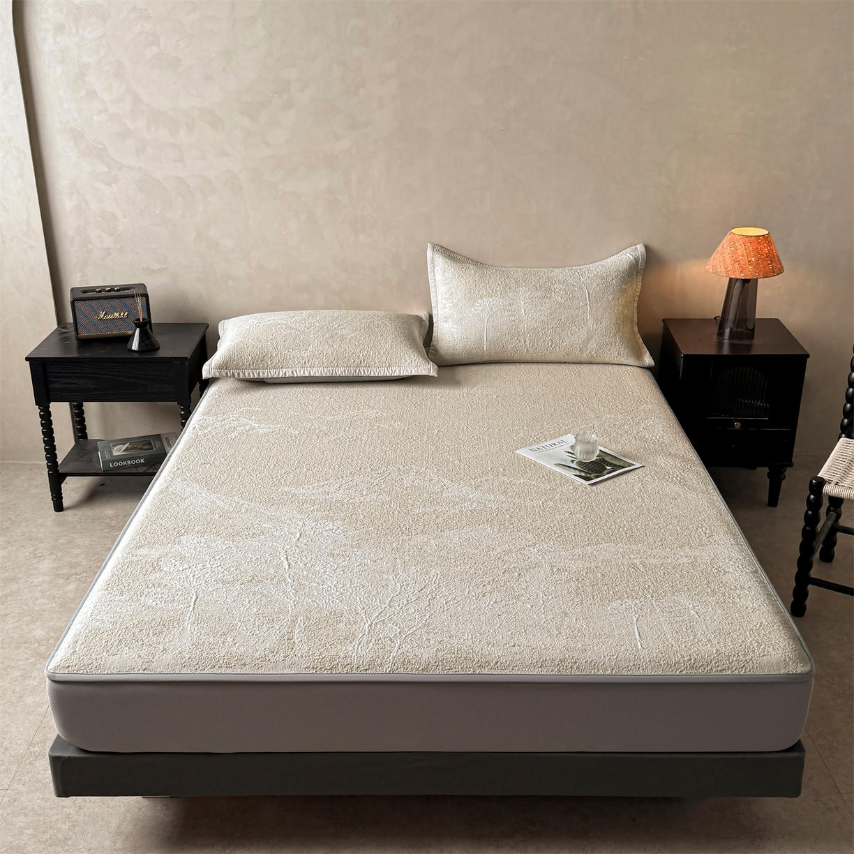 91家纺网 家纺一手货源 找家纺 慕木家纺 2026新品高端复合三明治PE乙纶双面提花610克冰豆豆凉席水墨丹青系列（提供买家秀） 床笠款水墨丹青-卡其