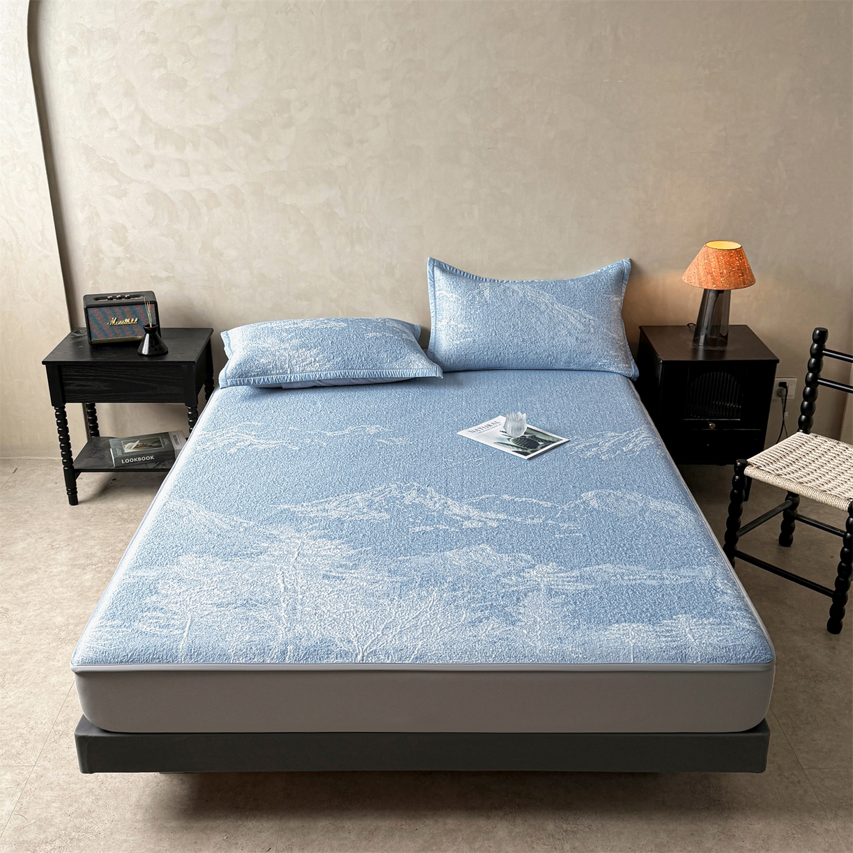 91家纺网 家纺一手货源 找家纺 慕木家纺 2026新品高端复合三明治PE乙纶双面提花610克冰豆豆凉席水墨丹青系列（提供买家秀） 床笠款水墨丹青-蓝