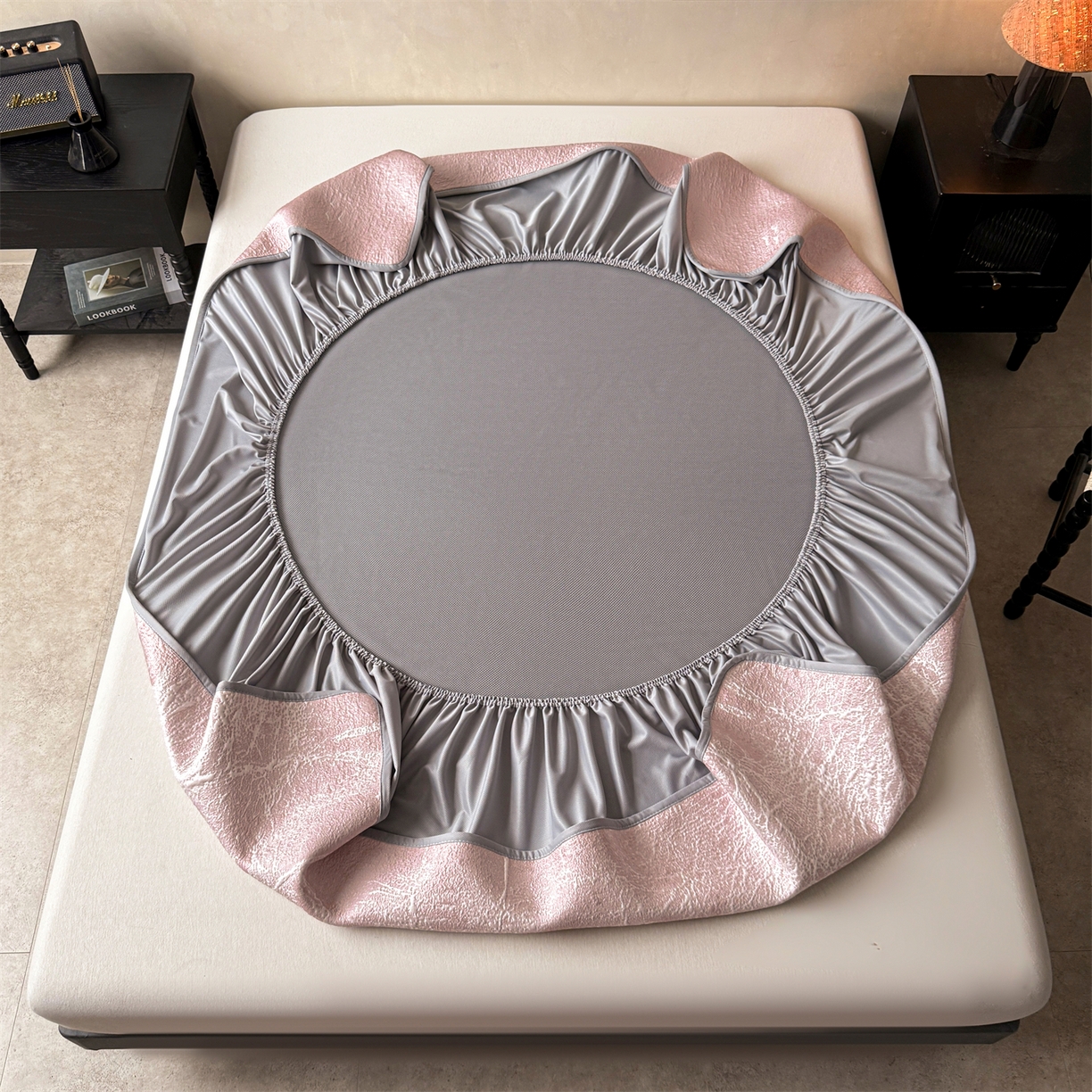 91家纺网 家纺一手货源 找家纺 慕木家纺 2026新品高端复合三明治PE乙纶双面提花610克冰豆豆凉席水墨丹青系列（提供买家秀） 床笠款水墨丹青-粉