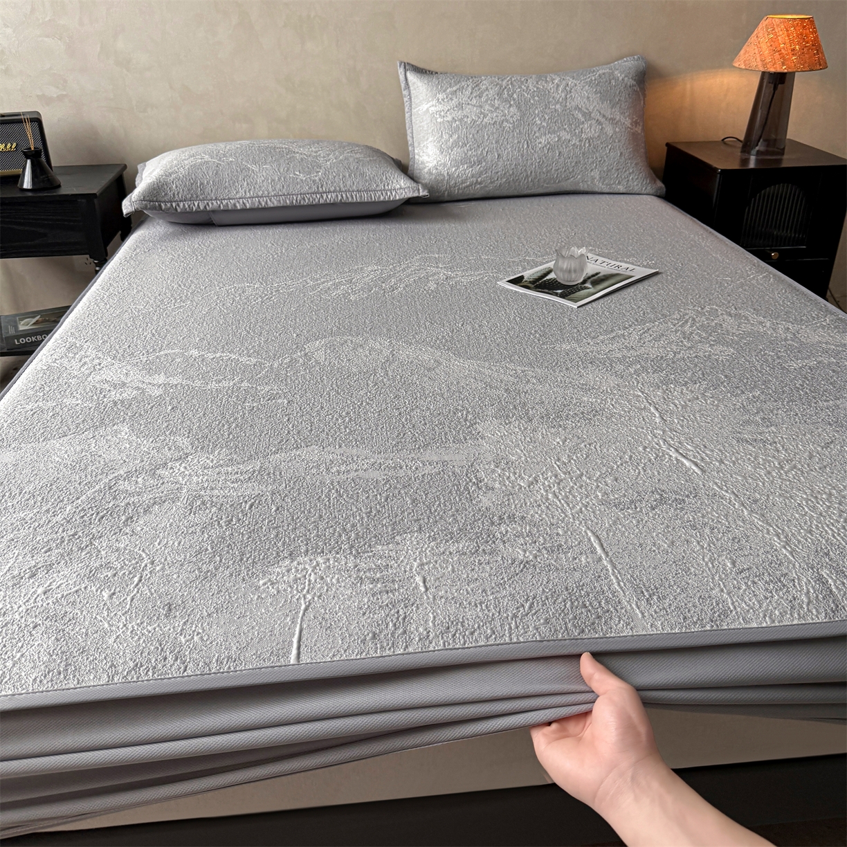 91家纺网 家纺一手货源 找家纺 慕木家纺 2026新品高端复合三明治PE乙纶双面提花610克冰豆豆凉席水墨丹青系列（提供买家秀） 床笠款水墨丹青-灰