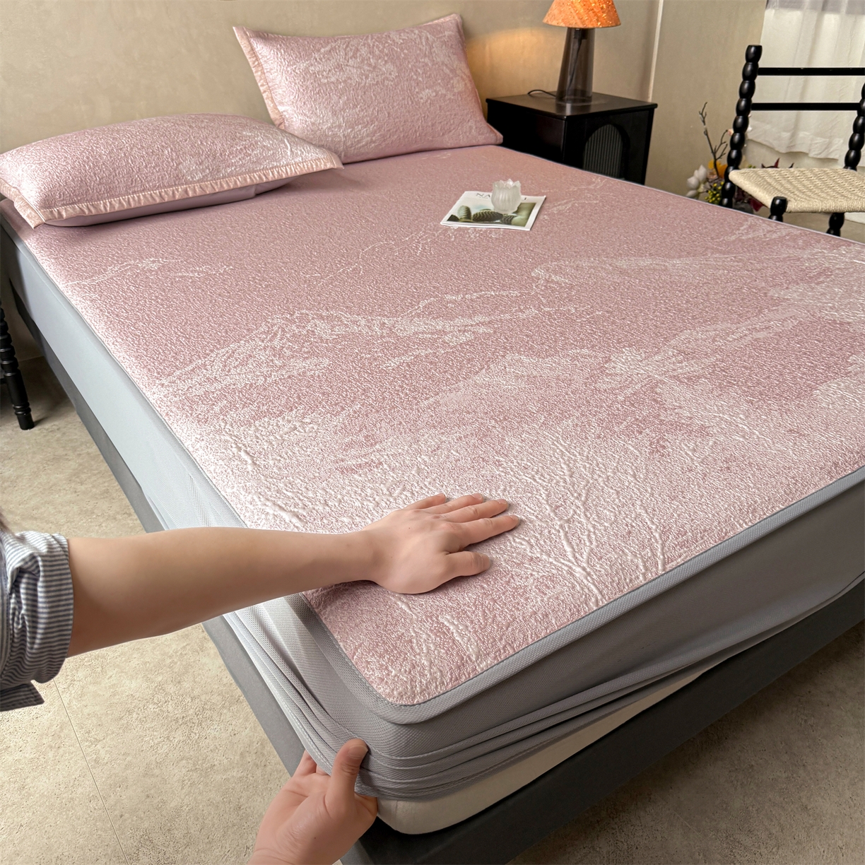 91家纺网 家纺一手货源 找家纺 慕木家纺 2026新品高端复合三明治PE乙纶双面提花610克冰豆豆凉席水墨丹青系列（提供买家秀） 床笠款水墨丹青-粉