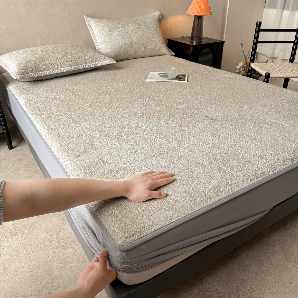 91家纺网 家纺一手货源 找家纺 慕木家纺 2026新品高端复合三明治PE乙纶双面提花610克冰豆豆凉席水墨丹青系列（提供买家秀） 床笠款水墨丹青-卡其