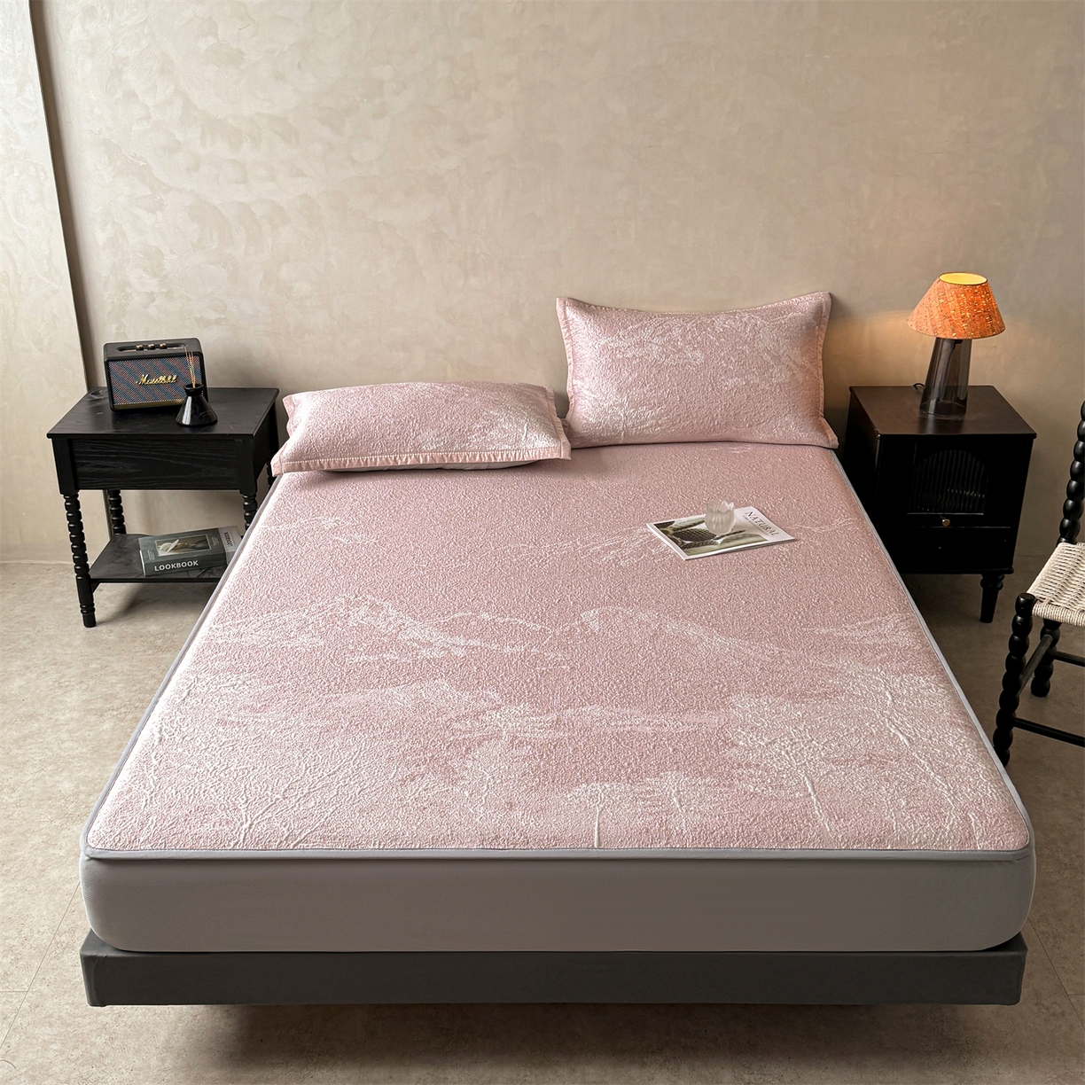 91家纺网 家纺一手货源 找家纺 慕木家纺 2026新品高端复合三明治PE乙纶双面提花610克冰豆豆凉席水墨丹青系列（提供买家秀） 床笠款水墨丹青-粉