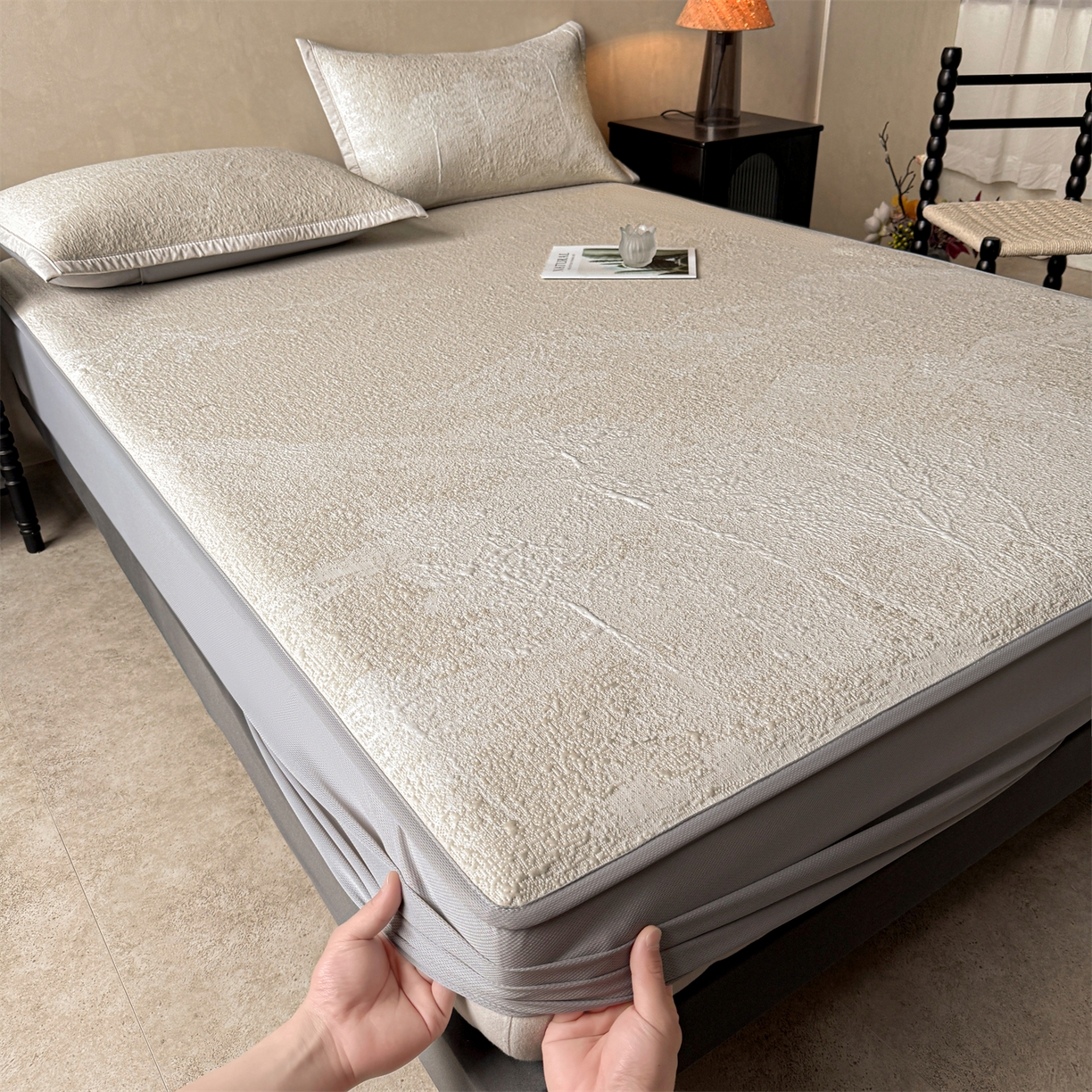 91家纺网 家纺一手货源 找家纺 慕木家纺 2026新品高端复合三明治PE乙纶双面提花610克冰豆豆凉席水墨丹青系列（提供买家秀） 床笠款水墨丹青-卡其