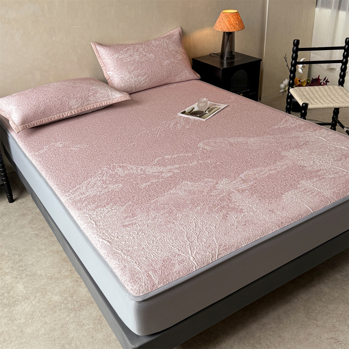 91家纺网 家纺一手货源 找家纺 慕木家纺 2026新品高端复合三明治PE乙纶双面提花610克冰豆豆凉席水墨丹青系列（提供买家秀） 床笠款水墨丹青-粉