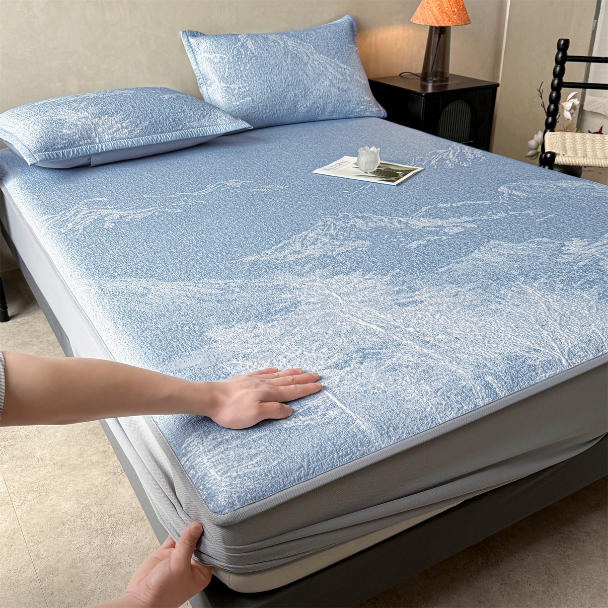 91家纺网 家纺一手货源 找家纺 慕木家纺 2026新品高端复合三明治PE乙纶双面提花610克冰豆豆凉席水墨丹青系列（提供买家秀） 床笠款水墨丹青-蓝