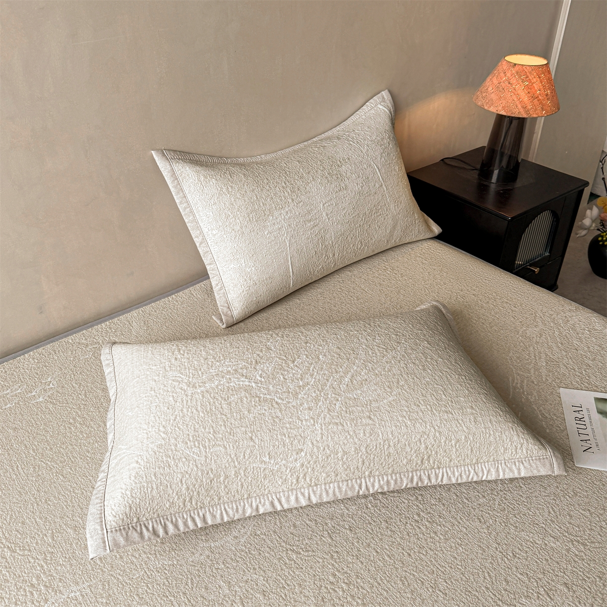 91家纺网 家纺一手货源 找家纺 慕木家纺 2026新品高端复合三明治PE乙纶双面提花610克冰豆豆凉席水墨丹青系列（提供买家秀） 床笠款水墨丹青-卡其