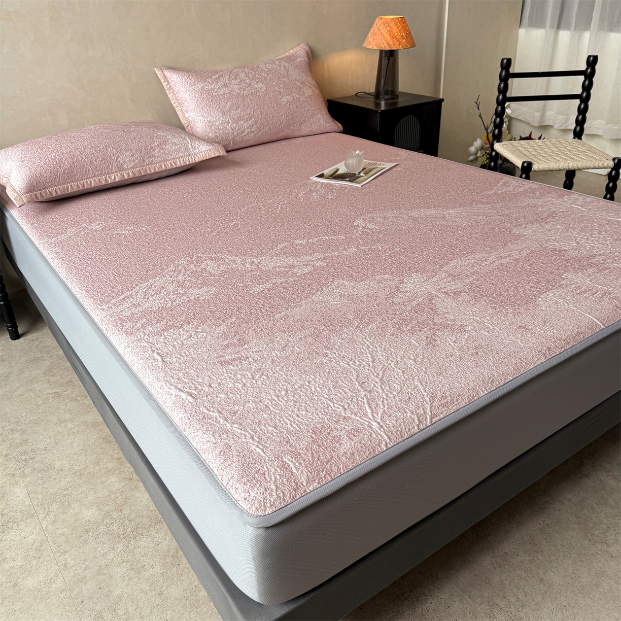 91家纺网 家纺一手货源 找家纺 慕木家纺 2026新品高端复合三明治PE乙纶双面提花610克冰豆豆凉席水墨丹青系列（提供买家秀） 床笠款水墨丹青-粉