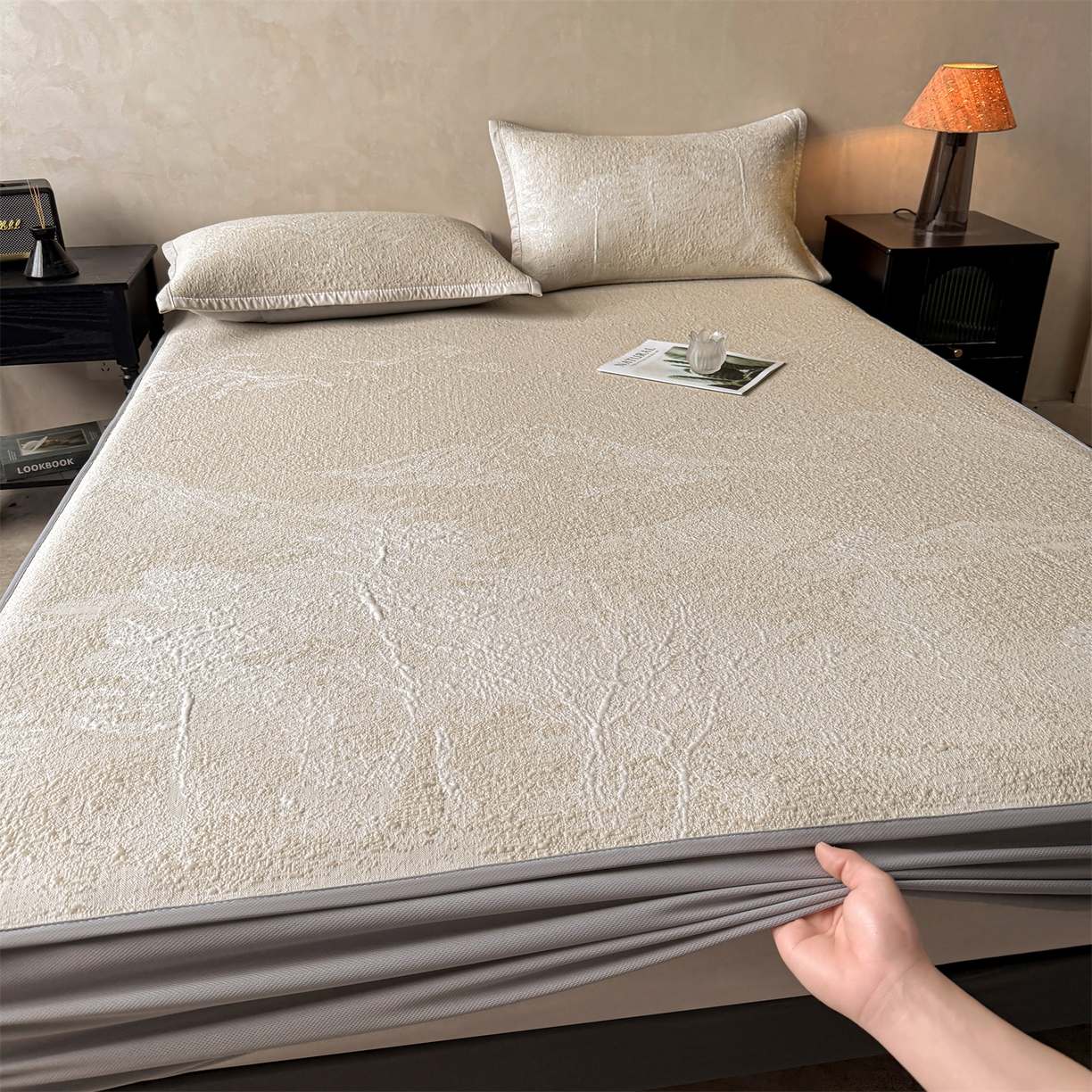 91家纺网 家纺一手货源 找家纺 慕木家纺 2026新品高端复合三明治PE乙纶双面提花610克冰豆豆凉席水墨丹青系列（提供买家秀） 床笠款水墨丹青-卡其