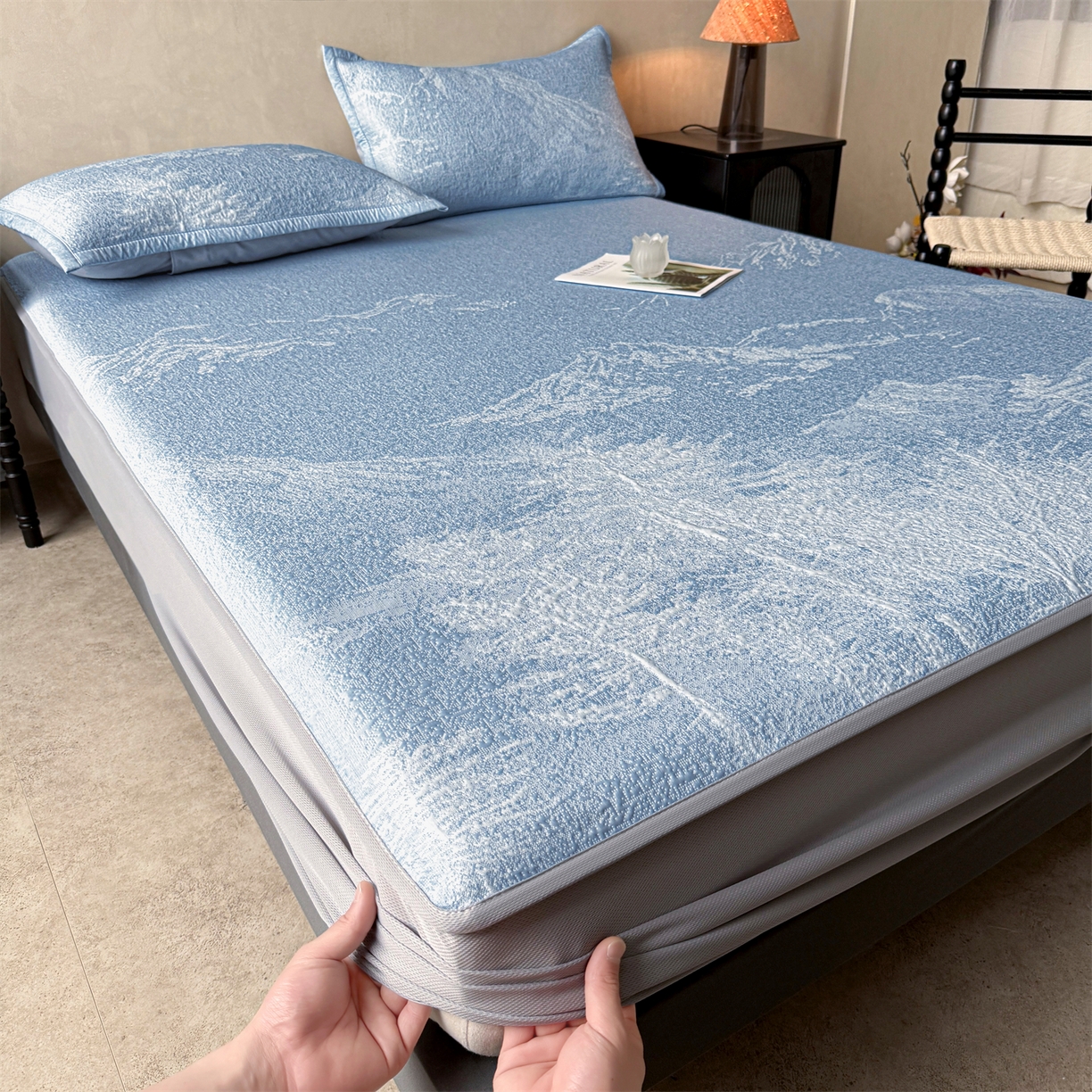 91家纺网 家纺一手货源 找家纺 慕木家纺 2026新品高端复合三明治PE乙纶双面提花610克冰豆豆凉席水墨丹青系列（提供买家秀） 床笠款水墨丹青-蓝