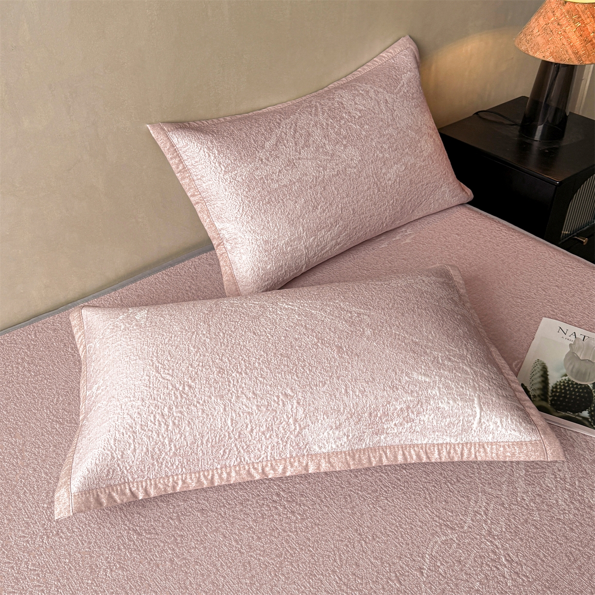 91家纺网 家纺一手货源 找家纺 慕木家纺 2026新品高端复合三明治PE乙纶双面提花610克冰豆豆凉席水墨丹青系列（提供买家秀） 床笠款水墨丹青-粉