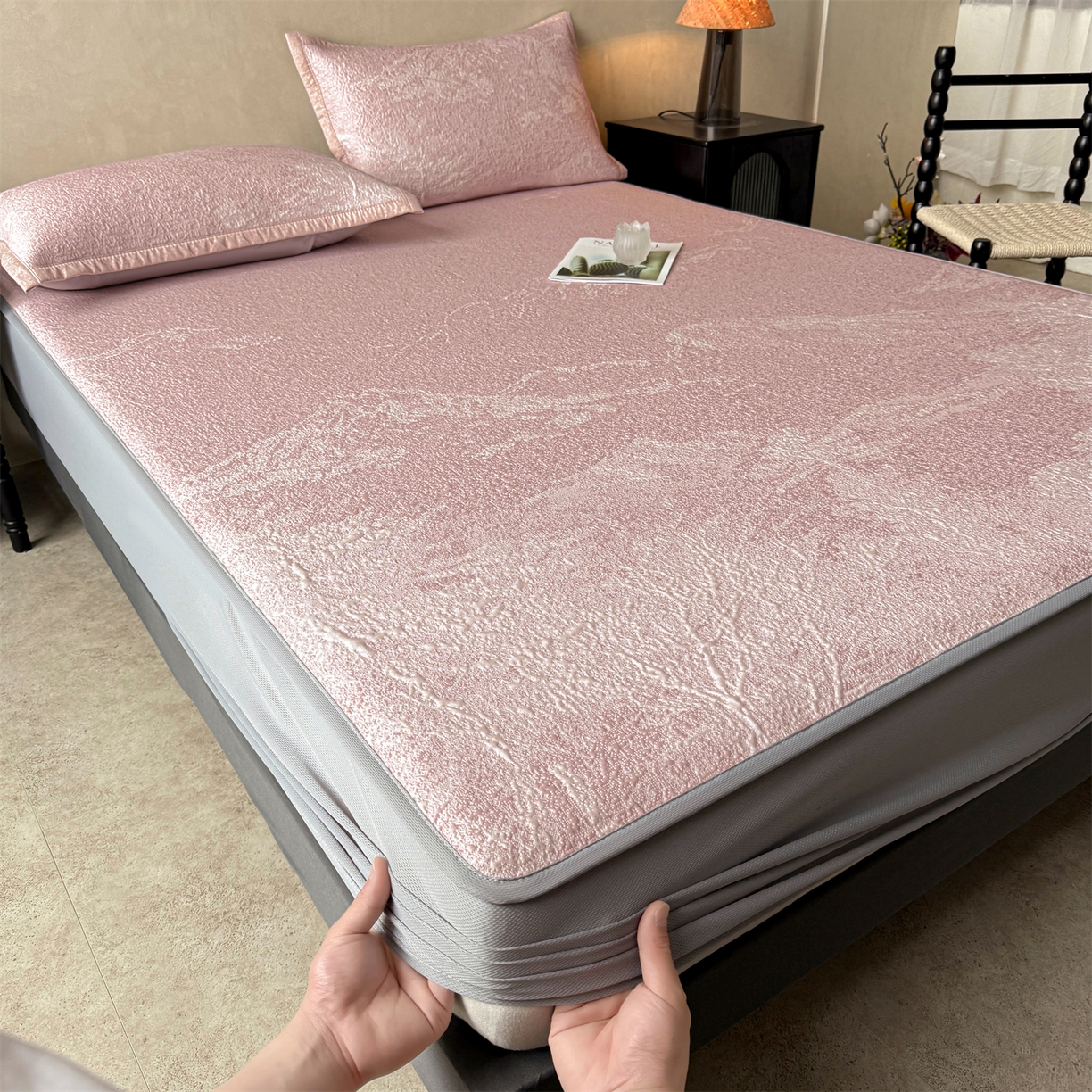 91家纺网 家纺一手货源 找家纺 慕木家纺 2026新品高端复合三明治PE乙纶双面提花610克冰豆豆凉席水墨丹青系列（提供买家秀） 床笠款水墨丹青-粉