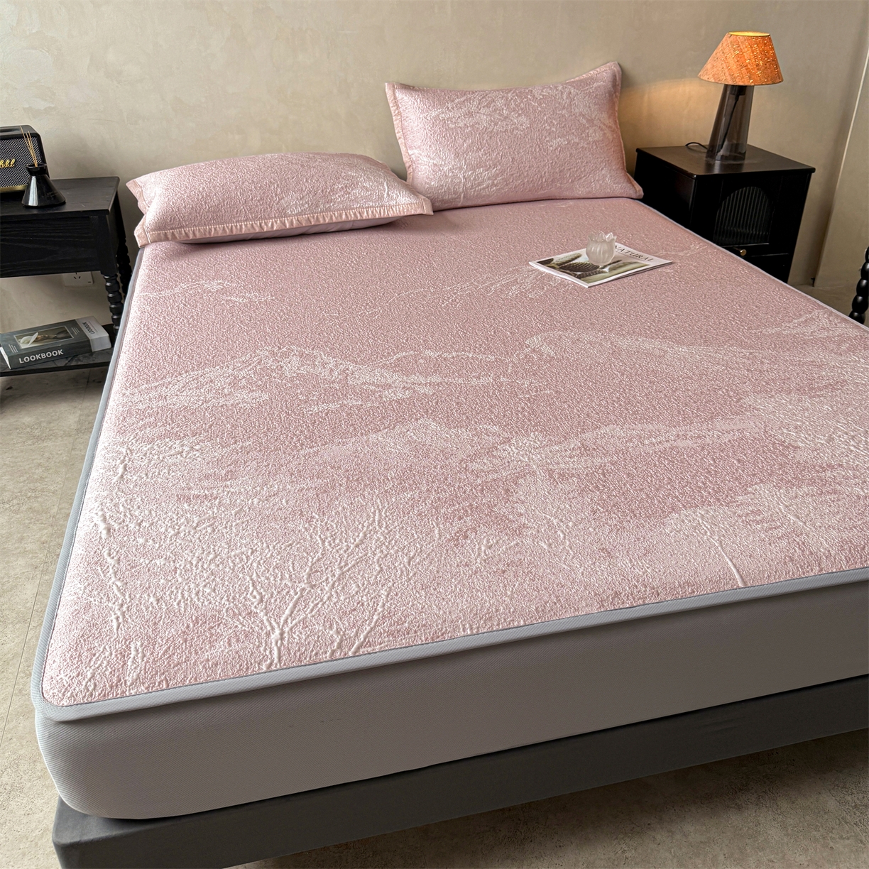 91家纺网 家纺一手货源 找家纺 慕木家纺 2026新品高端复合三明治PE乙纶双面提花610克冰豆豆凉席水墨丹青系列（提供买家秀） 床笠款水墨丹青-粉