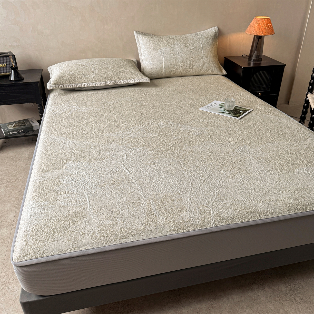 91家纺网 家纺一手货源 找家纺 慕木家纺 2026新品高端复合三明治PE乙纶双面提花610克冰豆豆凉席水墨丹青系列（提供买家秀） 床笠款水墨丹青-卡其