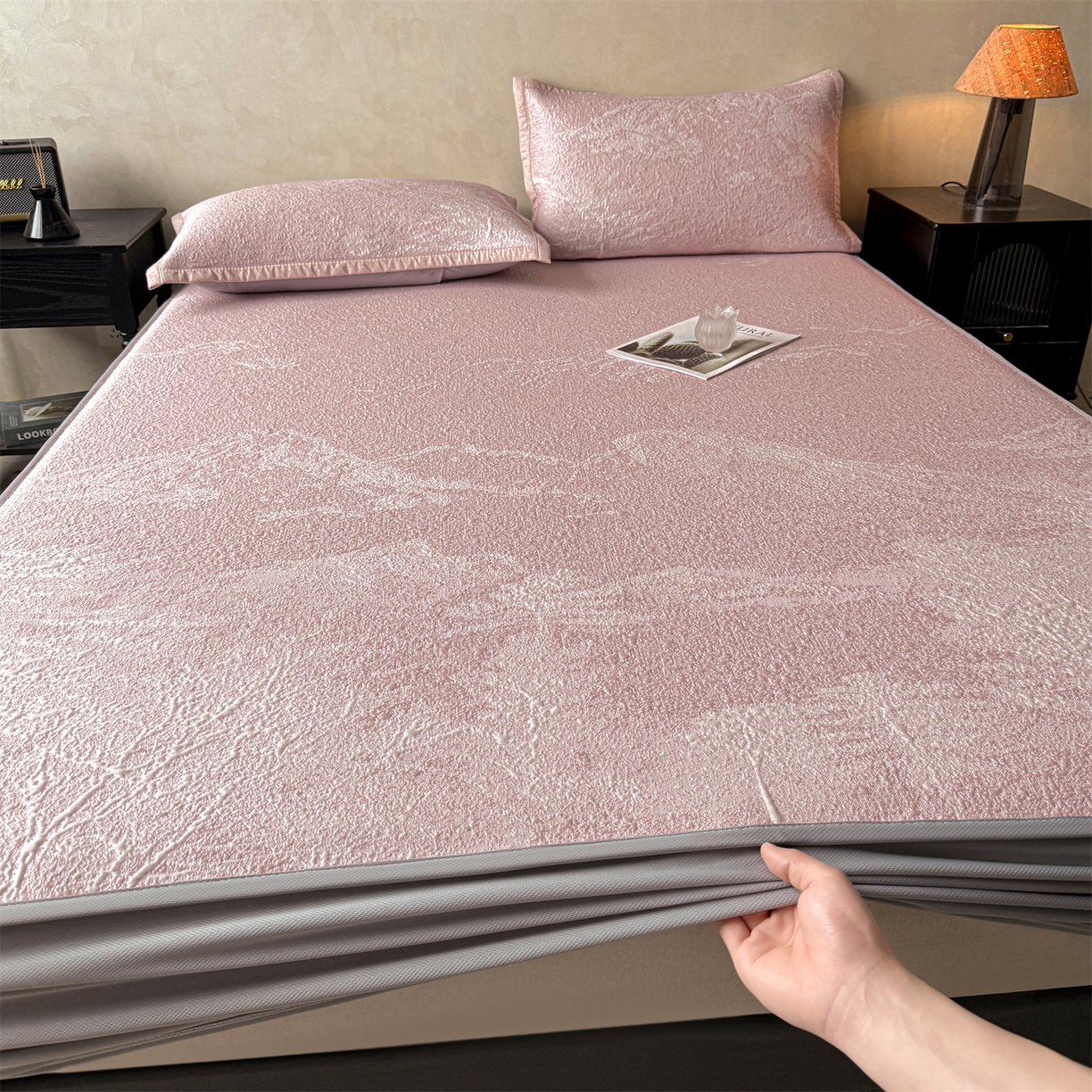 91家纺网 家纺一手货源 找家纺 慕木家纺 2026新品高端复合三明治PE乙纶双面提花610克冰豆豆凉席水墨丹青系列（提供买家秀） 床笠款水墨丹青-粉