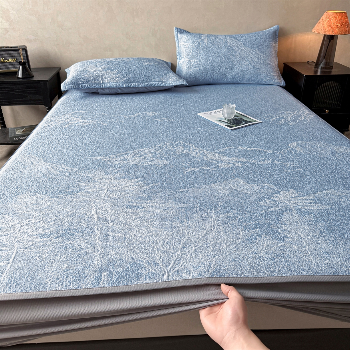 91家纺网 家纺一手货源 找家纺 慕木家纺 2026新品高端复合三明治PE乙纶双面提花610克冰豆豆凉席水墨丹青系列（提供买家秀） 床笠款水墨丹青-蓝