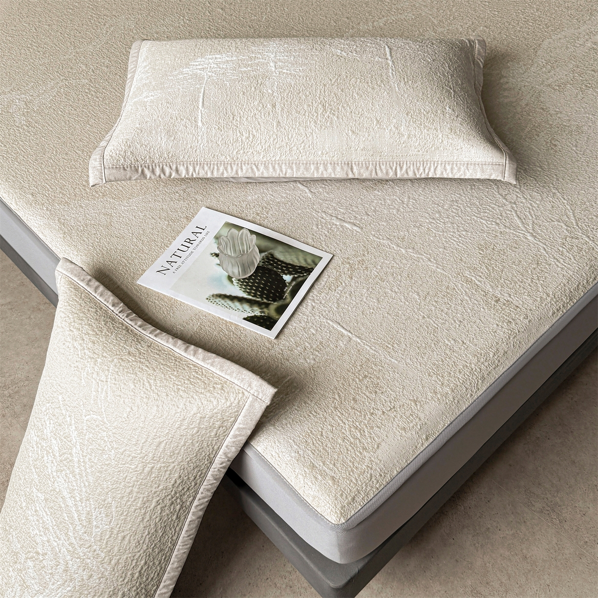 91家纺网 家纺一手货源 找家纺 慕木家纺 2026新品高端复合三明治PE乙纶双面提花610克冰豆豆凉席水墨丹青系列（提供买家秀） 床笠款水墨丹青-卡其