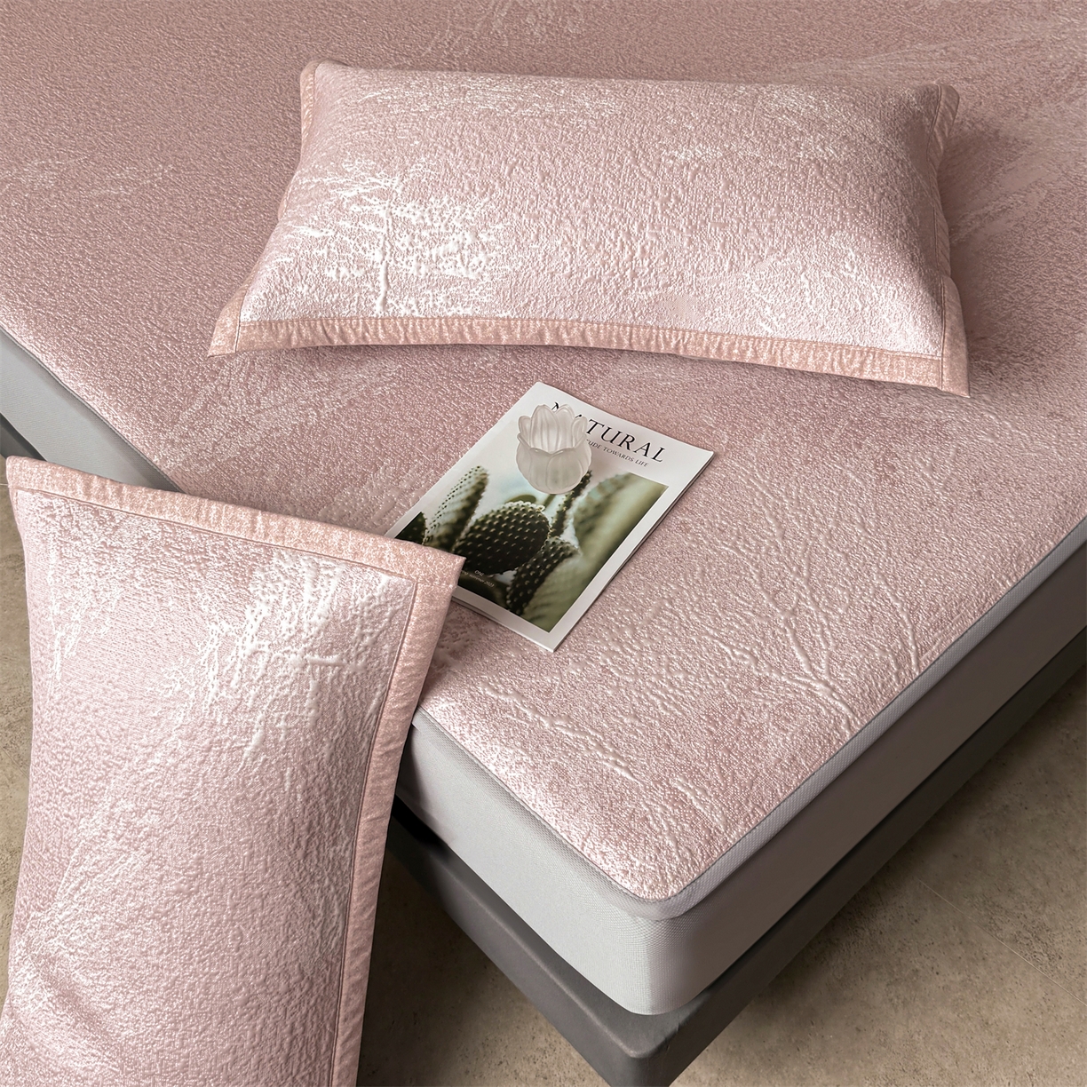 91家纺网 家纺一手货源 找家纺 慕木家纺 2026新品高端复合三明治PE乙纶双面提花610克冰豆豆凉席水墨丹青系列（提供买家秀） 床笠款水墨丹青-粉