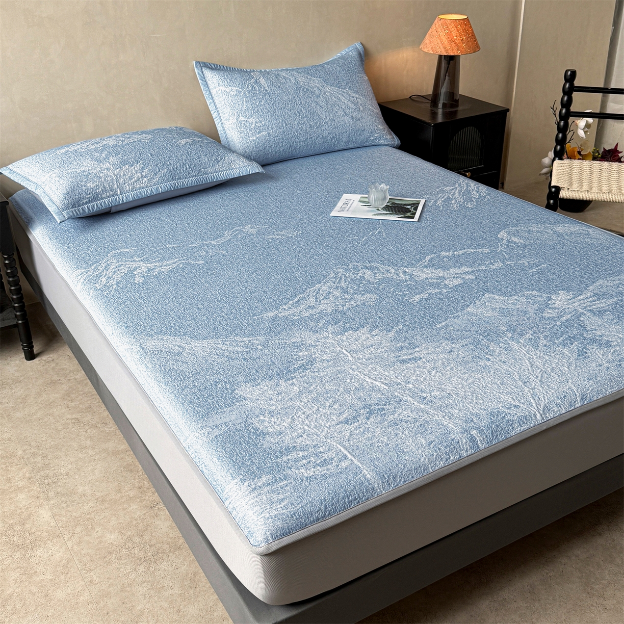 91家纺网 家纺一手货源 找家纺 慕木家纺 2026新品高端复合三明治PE乙纶双面提花610克冰豆豆凉席水墨丹青系列（提供买家秀） 床笠款水墨丹青-蓝