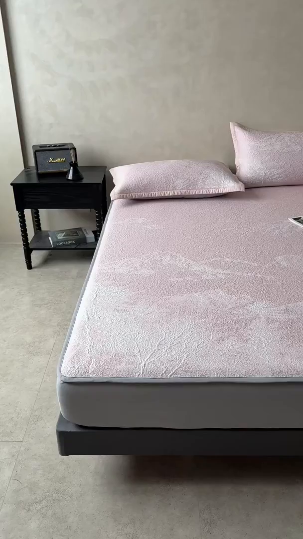 91家纺网 家纺一手货源 找家纺 慕木家纺 2026新品高端复合三明治PE乙纶双面提花610克冰豆豆凉席水墨丹青系列（提供买家秀） 床笠款水墨丹青-粉