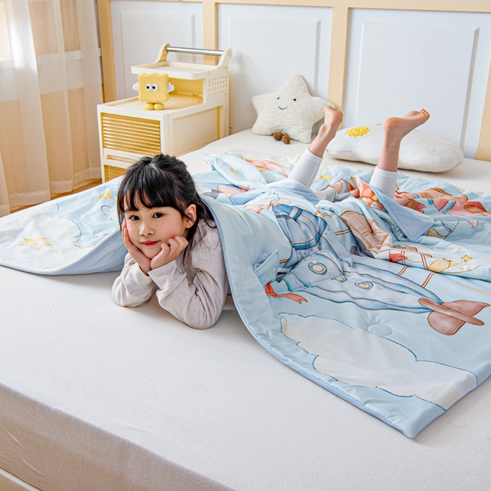 91家纺网 家纺一手货源 找家纺 吉咪兔家纺 2026新款桑蚕丝护肚防踢睡袋多功能盖毯宝宝夏被拥抱被儿童夏被儿童防踢被 飞行乐园