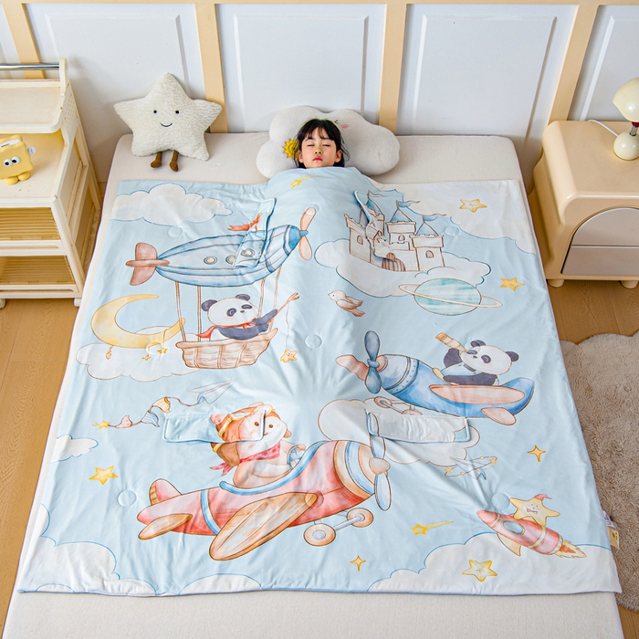 91家纺网 家纺一手货源 找家纺 吉咪兔家纺 2026新款桑蚕丝护肚防踢睡袋多功能盖毯宝宝夏被拥抱被儿童夏被儿童防踢被 飞行乐园