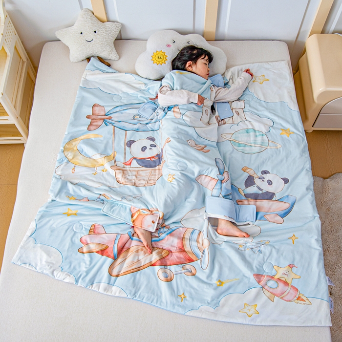 91家纺网 家纺一手货源 找家纺 吉咪兔家纺 2026新款桑蚕丝护肚防踢睡袋多功能盖毯宝宝夏被拥抱被儿童夏被儿童防踢被 飞行乐园