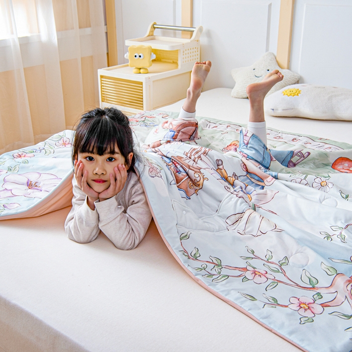91家纺网 家纺一手货源 找家纺 吉咪兔家纺 2026新款桑蚕丝护肚防踢睡袋多功能盖毯宝宝夏被拥抱被儿童夏被儿童防踢被 森林音乐
