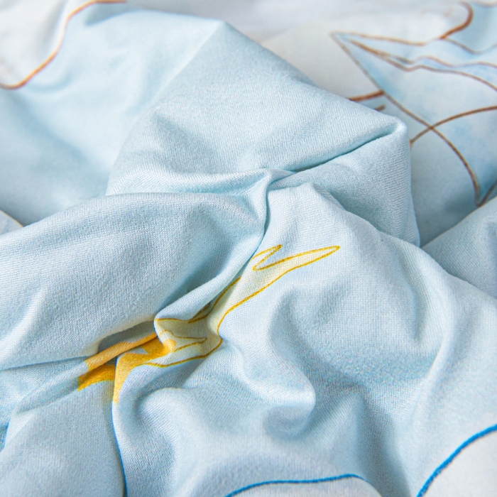 91家纺网 家纺一手货源 找家纺 吉咪兔家纺 2026新款桑蚕丝护肚防踢睡袋多功能盖毯宝宝夏被拥抱被儿童夏被儿童防踢被 飞行乐园