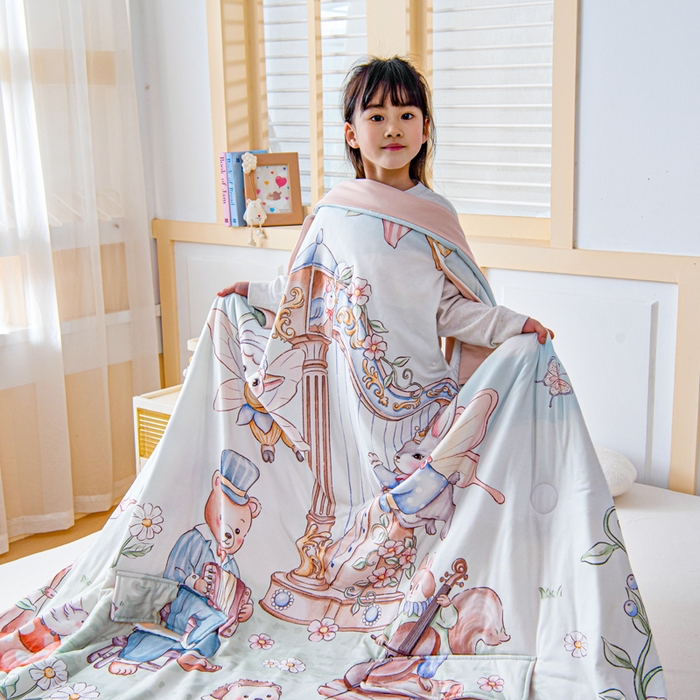 91家纺网 家纺一手货源 找家纺 吉咪兔家纺 2026新款桑蚕丝护肚防踢睡袋多功能盖毯宝宝夏被拥抱被儿童夏被儿童防踢被 森林音乐