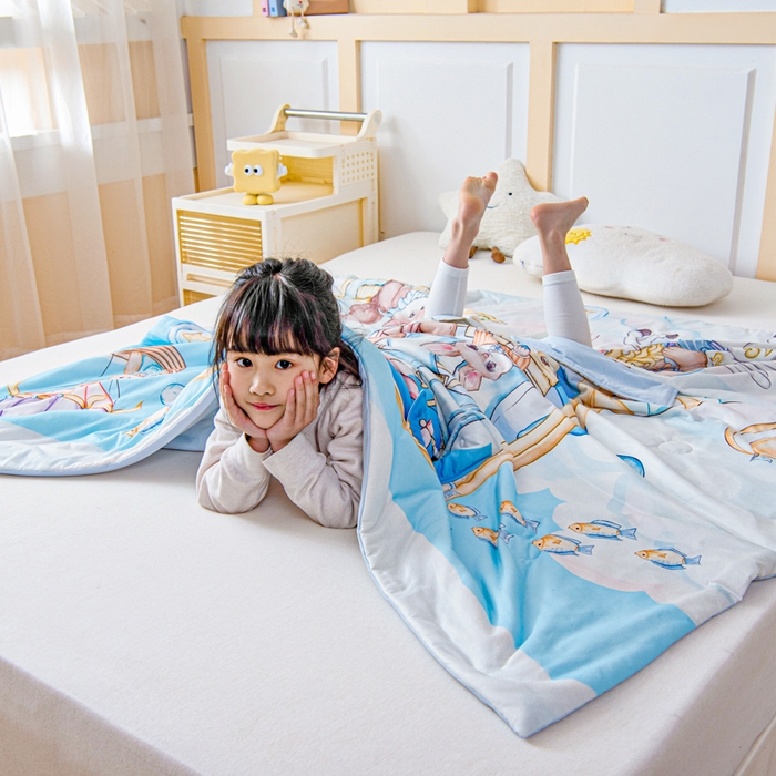 91家纺网 家纺一手货源 找家纺 吉咪兔家纺 2026新款桑蚕丝护肚防踢睡袋多功能盖毯宝宝夏被拥抱被儿童夏被儿童防踢被 鲸鱼飞船