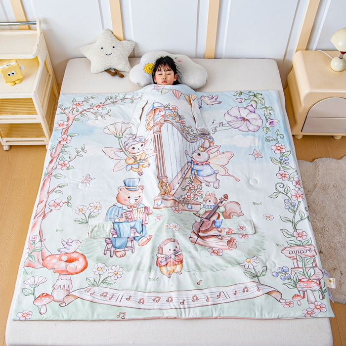 91家纺网 家纺一手货源 找家纺 吉咪兔家纺 2026新款桑蚕丝护肚防踢睡袋多功能盖毯宝宝夏被拥抱被儿童夏被儿童防踢被 森林音乐