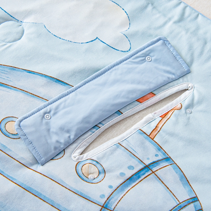 91家纺网 家纺一手货源 找家纺 吉咪兔家纺 2026新款桑蚕丝护肚防踢睡袋多功能盖毯宝宝夏被拥抱被儿童夏被儿童防踢被 飞行乐园