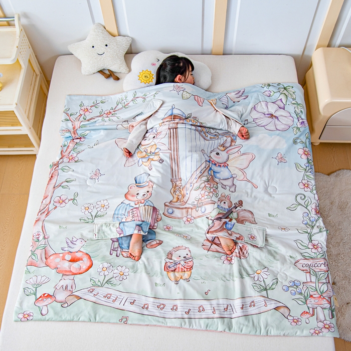 91家纺网 家纺一手货源 找家纺 吉咪兔家纺 2026新款桑蚕丝护肚防踢睡袋多功能盖毯宝宝夏被拥抱被儿童夏被儿童防踢被 森林音乐