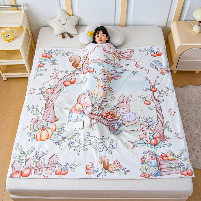 91家纺网 家纺一手货源 找家纺 吉咪兔家纺 2026新款桑蚕丝护肚防踢睡袋多功能盖毯宝宝夏被拥抱被儿童夏被儿童防踢被 丰收果园